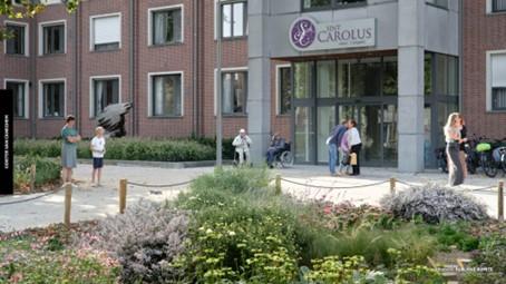 Op het centrale ontmoetingsplein voor het woonzorgcentrum vindt letterlijk ontmoeting plaats tussen jong en oud. Nominatie Prijs Publieke Ruimte 2024 © Infopunt Publieke Ruimte