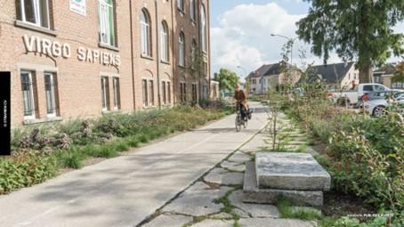 De Ursulinenstraat is een autovrije boulevard voor voetgangers en fietsers. De schoolpoorten sluiten zo aan op een veilige en groene verblijfsruimte. Nominatie Prijs Publieke Ruimte 2024 © Infopunt Publieke Ruimte