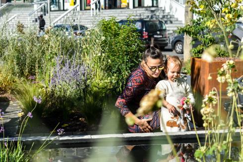 Sfeerbeeld pop-up tuin op het Stationsplein in Sint-Niklaas in 2019 Sfeerbeeld pop-up tuin op het Stationsplein in Sint-Niklaas in 2019