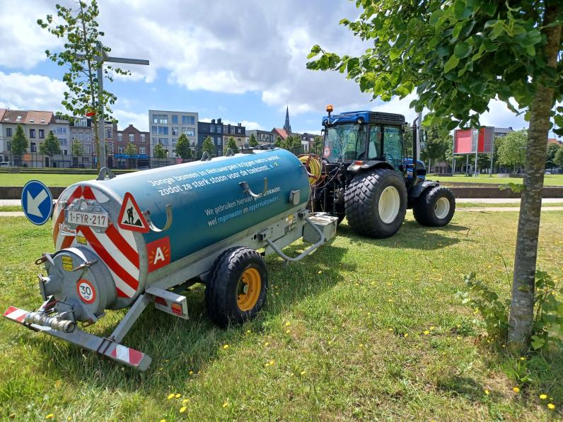 Bevloeiing van jonge bomen in Park Spoor Noord © J. Vilain