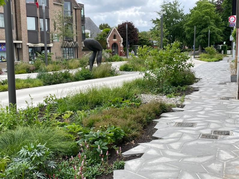 Ontharding en waterpasserende verhardingen zorgen voor een klimaatbestendige straat. © Aquaflow