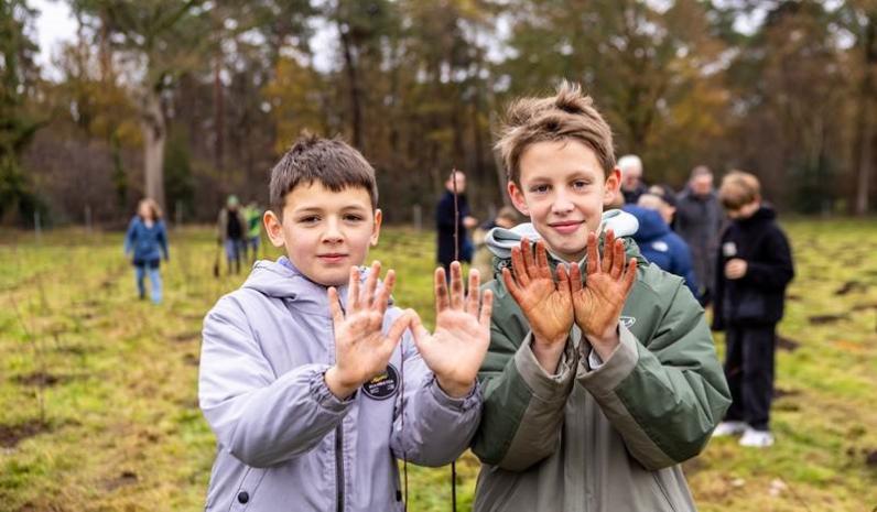 Lachende gezichten en vuile handen: bomen planten is goed voor de gezondheid en natuur, maar voor de leerlingen van basisschool Wijngaard uit Herentals is het vooral leuk! © Provincie Antwerpen