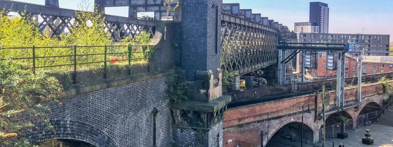 Manchester / Historisch spoorwegviaduct wordt stadspark