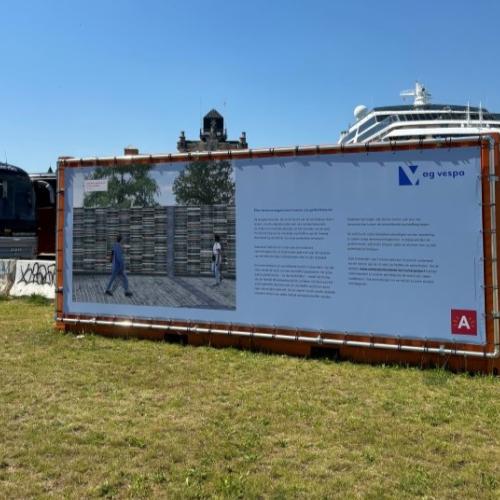 Eén van de tien zeecontainers waarin de expo loopt. © AG Vespa