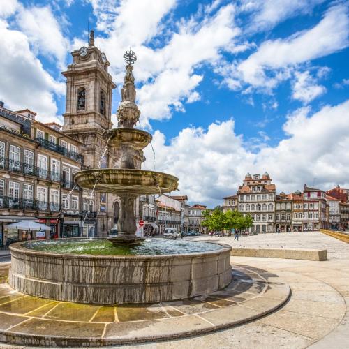 Largo do Toura in Guimarães, winnaar van de prijs voor groene hoofdstad van Europa in 2026. © Adobe Stock