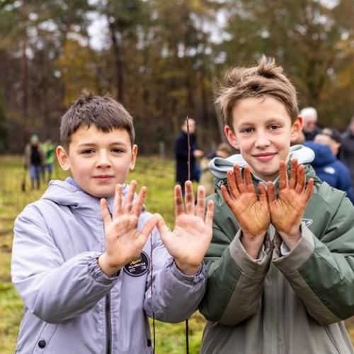Lachende gezichten en vuile handen: bomen planten is goed voor de gezondheid en natuur, maar voor de leerlingen van basisschool Wijngaard uit Herentals is het vooral leuk! © Provincie Antwerpen