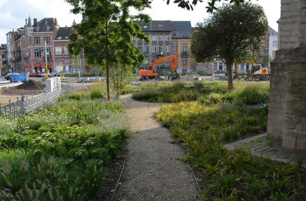 Vilvoorde - Bloementuin rondom de kerk O.L.V. Hoop