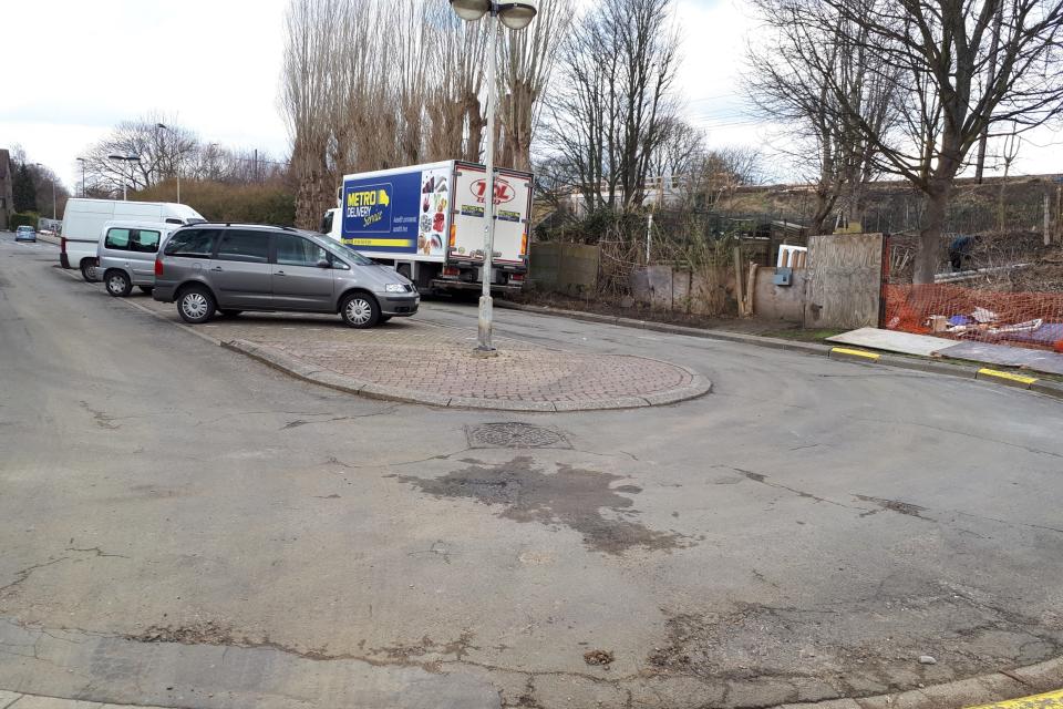 Heel wat plekken in de woonomgeving zijn troosteloos verhard en kunnen er met beperkte ingrepen heel wat mooier uitzien. © ruimtereporter