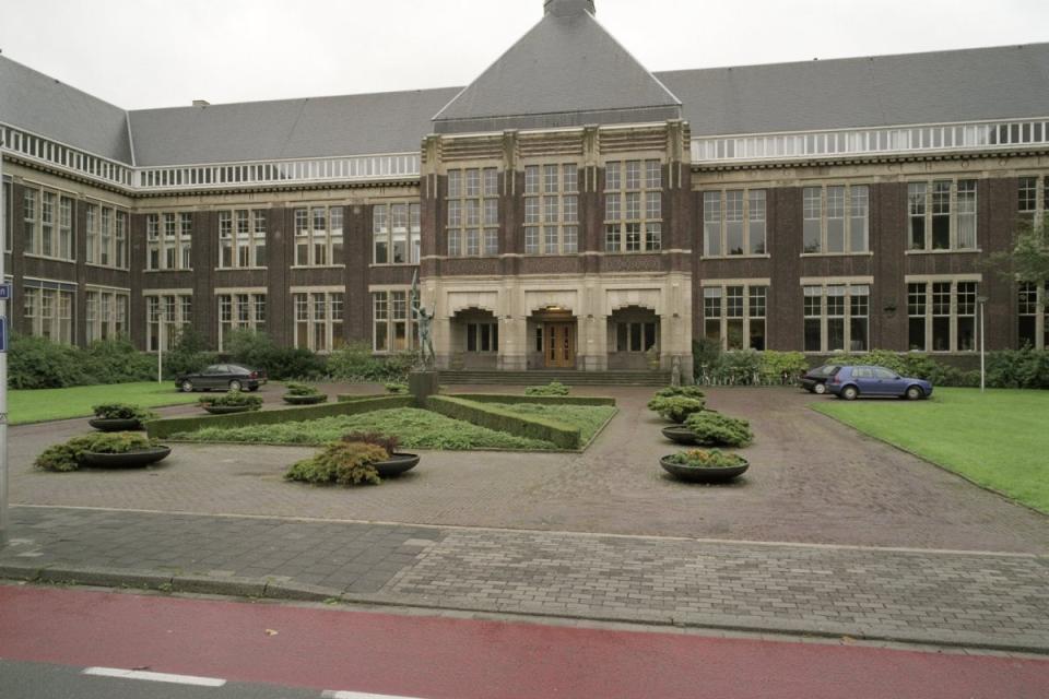 Het voorplein van de TU Delft bestaat grotendeels uit verharding. © Jan van Galen / Wikimedia Commons