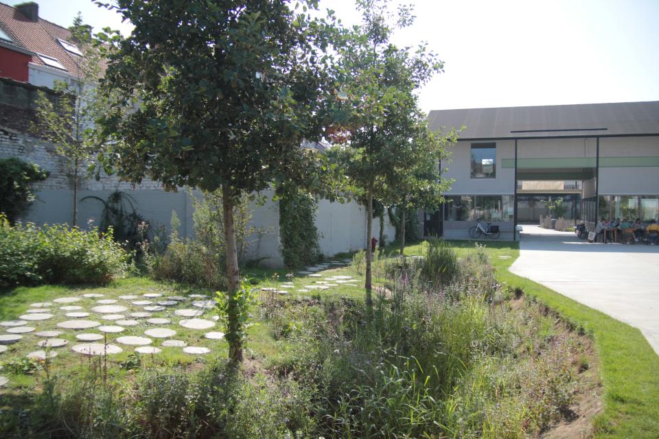 De Standaertsite is een mooi voorbeeld van ontharding en vergroening in Gent. © Atelier Arne Deruyter