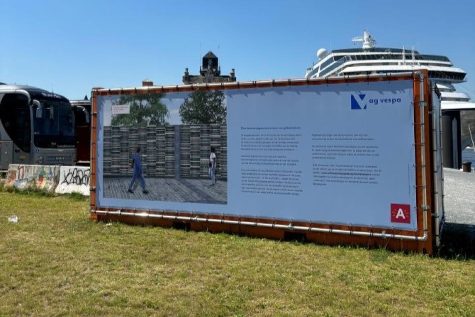 Eén van de tien zeecontainers waarin de expo loopt. © AG Vespa
