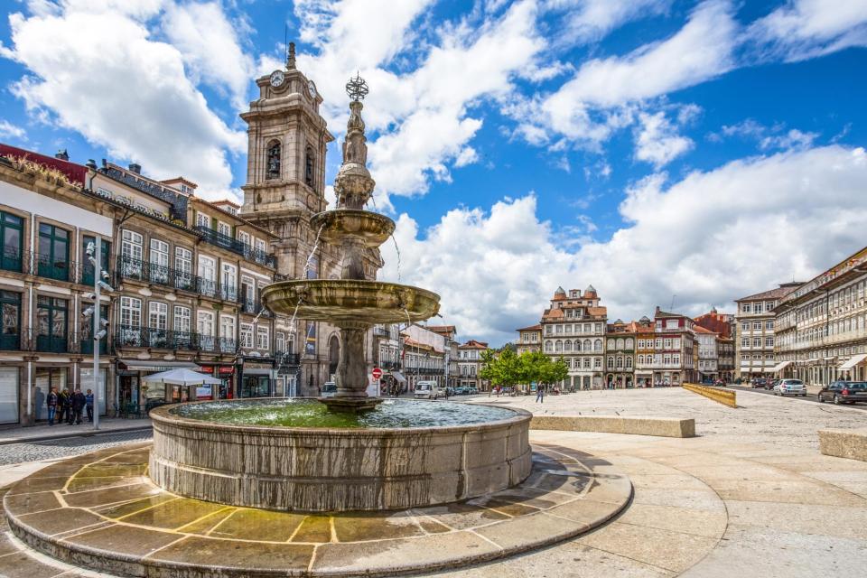 Largo do Toura in Guimarães, winnaar van de prijs voor groene hoofdstad van Europa in 2026. © Adobe Stock