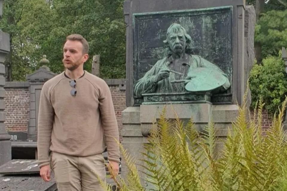 Bavo Plaetsier op de Westerbegraafplaats. © Bavo Plaetsier