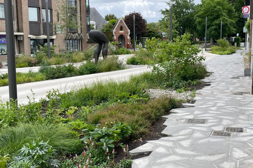 Ontharding en waterpasserende verhardingen zorgen voor een klimaatbestendige straat. © Aquaflow