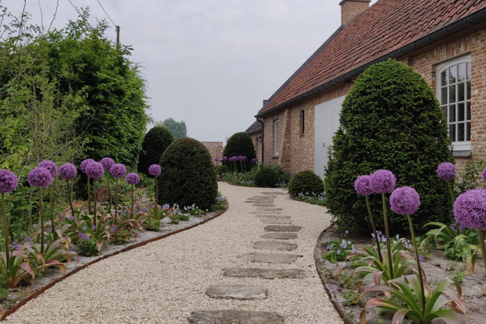 Landelijke voortuin met grind en cortenstaal