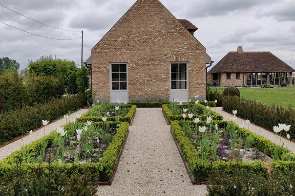 Landelijke tuin met grind, cortenstaal en vaste plantenborders