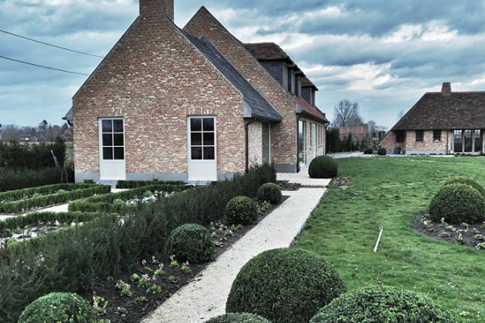 Landelijke tuin met grind en vaste plantenborders