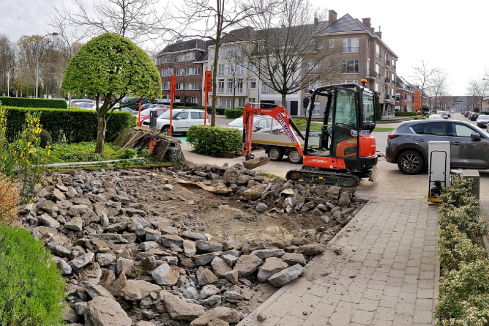 Transformatie van versteende voortuin naar parking in grastegels