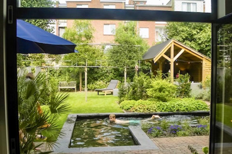 Stadstuin met zwemvijver