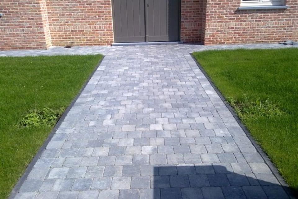 aanleg van een pad naar en rond de woning 