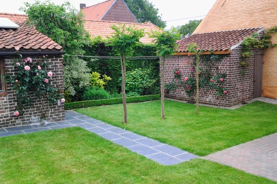gevelrozen en bloemenborder 