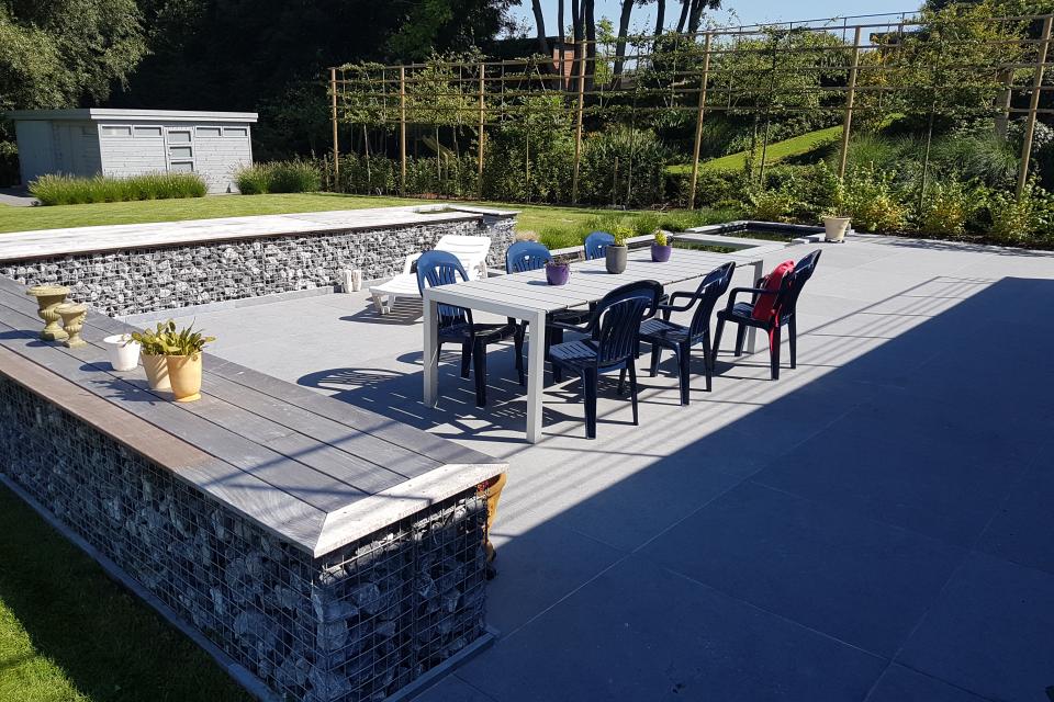 Terras in Belgische blauwe steen, 100/100cm, steenkorven met zitbank en siervijver te Asse