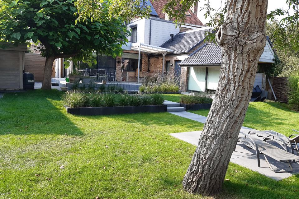 Aanleg van terras in megategels en tuin.