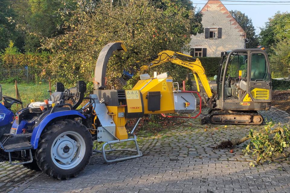 bomen snoeien en het hout verhakselen