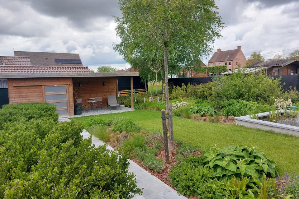 Klassieke saaie tuin werd omgevormd naar tuin waar genieten en biodiversiteit centraal staat.