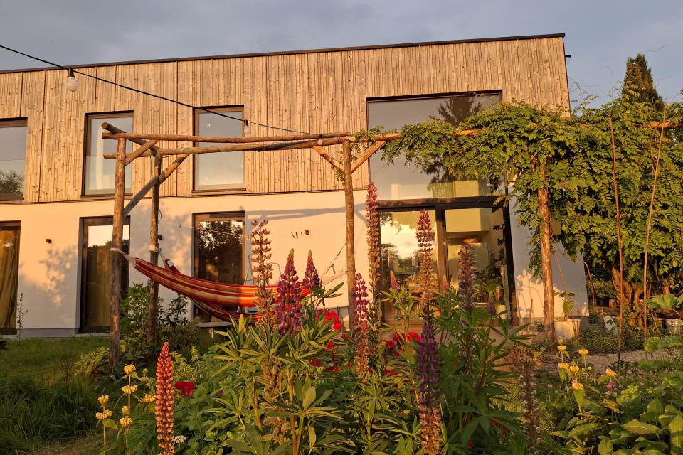 Pergola met vlinderbeplanting