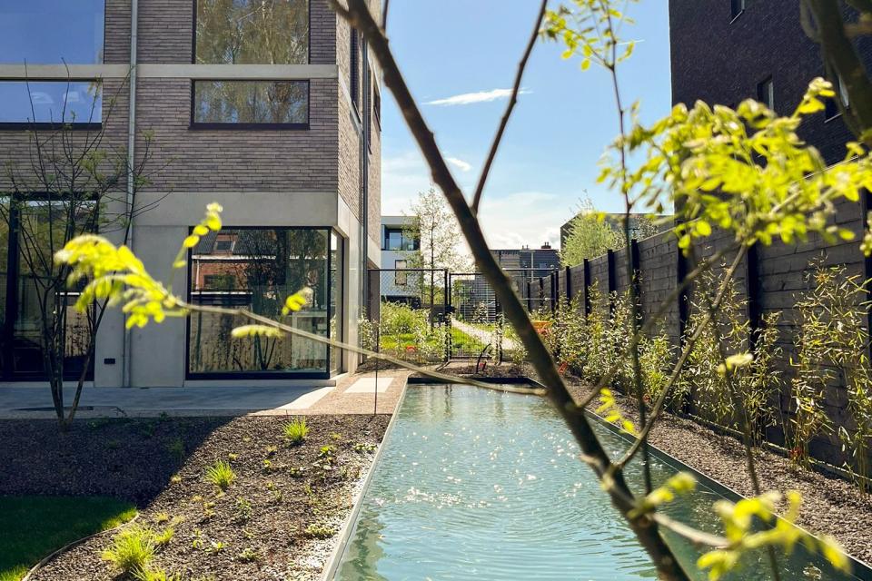 Naast onze gespecialiseerde tuinaanleg, verdiepen we ons ook in het leveren en plaatsen van zwembaden.