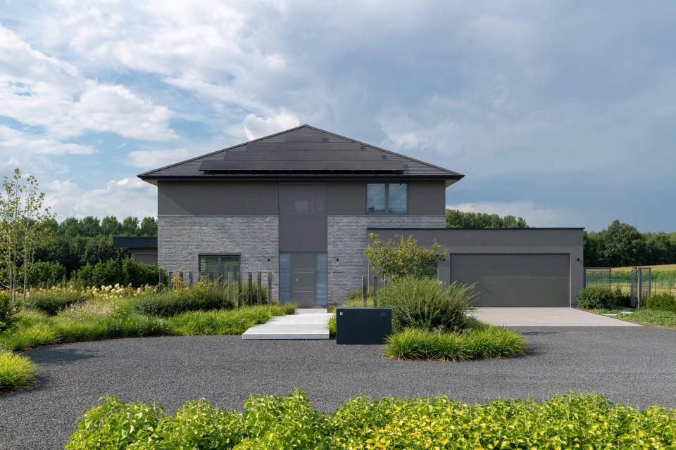 Moderne woning omringd door een groene oase.