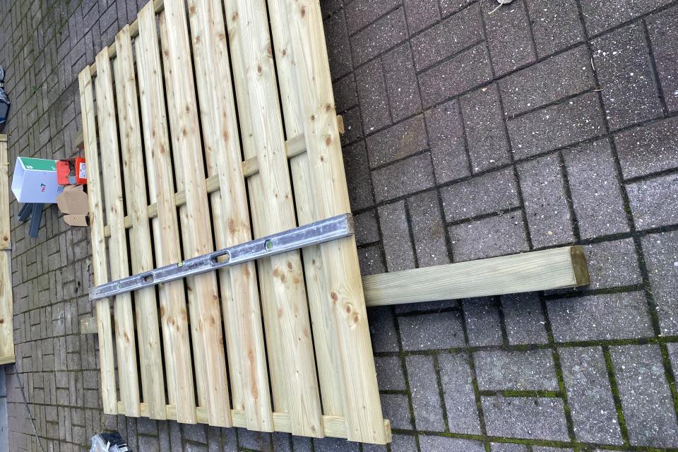 Plaatsen van tuinschermen 