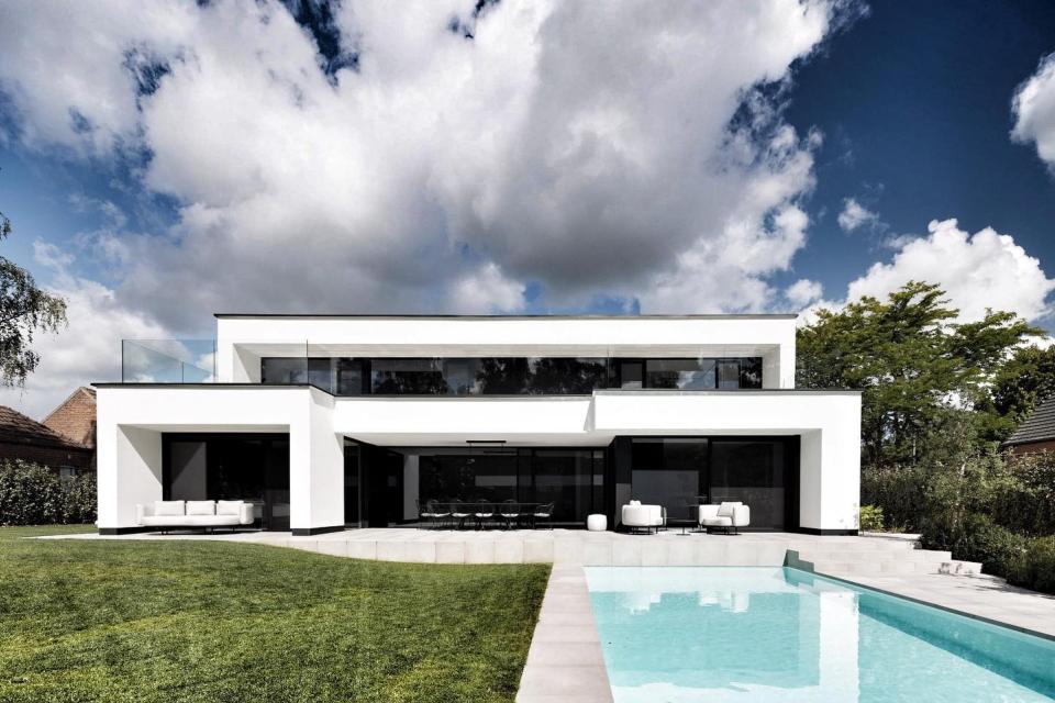 Moderne villa met zwembad en poolhouse.