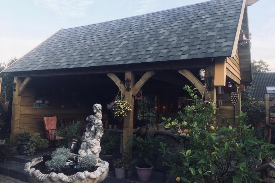 Overkapping om gezellig met de (klein)kinderen te kunnen genieten van de tuin