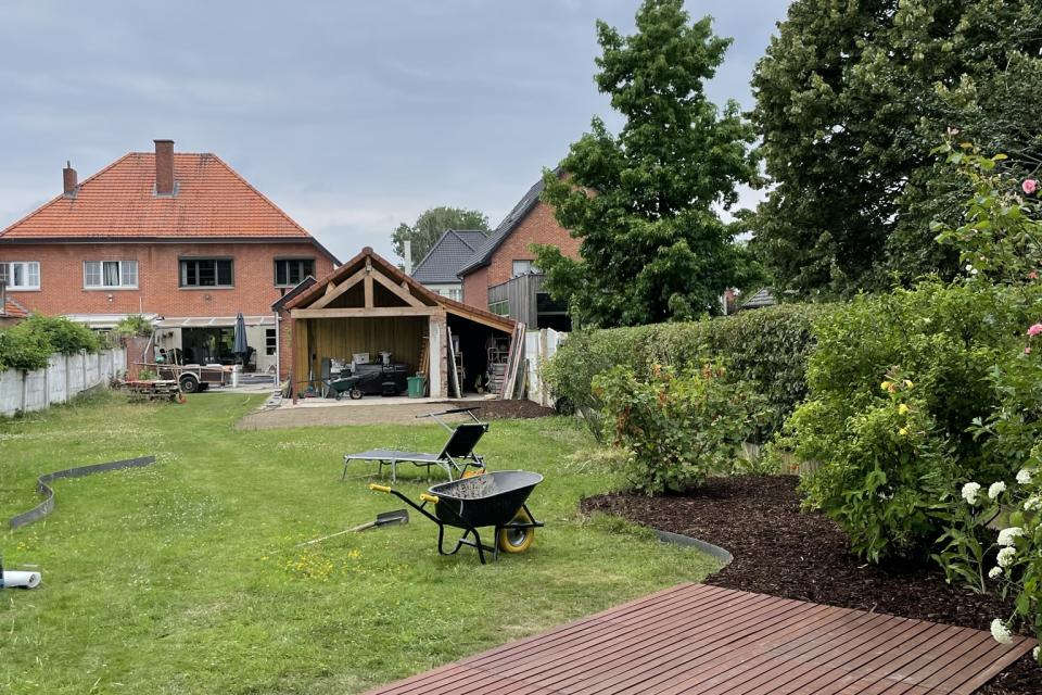 Houten zonneterras in border