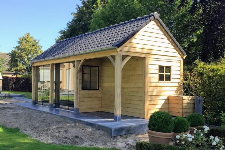 Eiken bijgebouw met glazen schijframen.