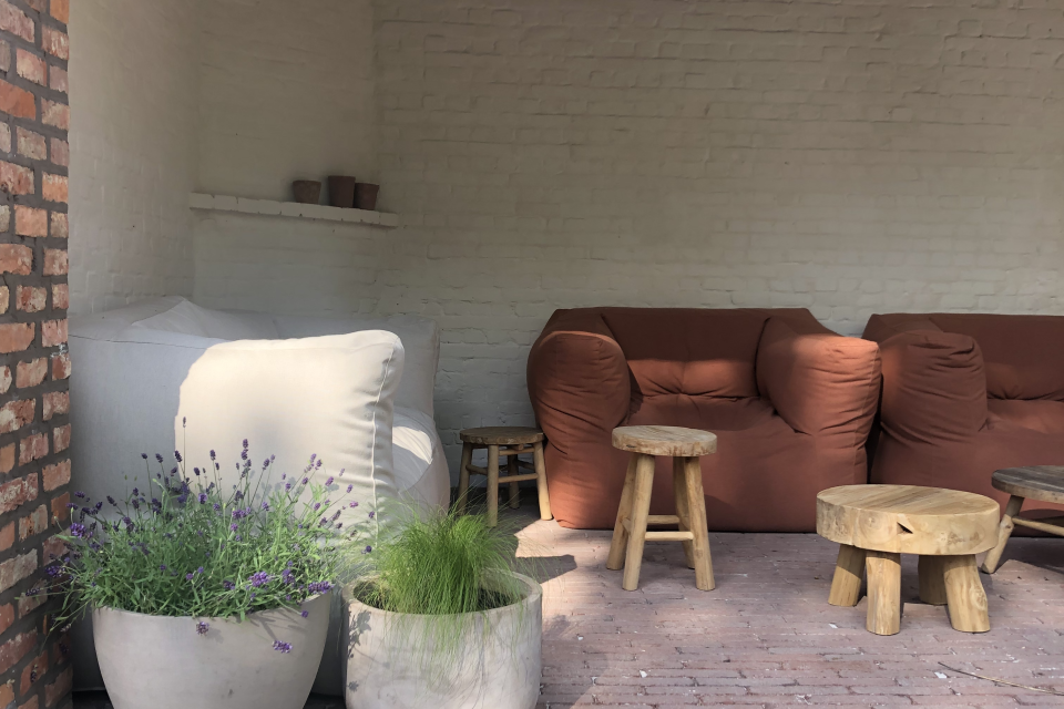 Aanleg overdekt terras met kleiklinkers, authentieke veldborduren en een grindstrook