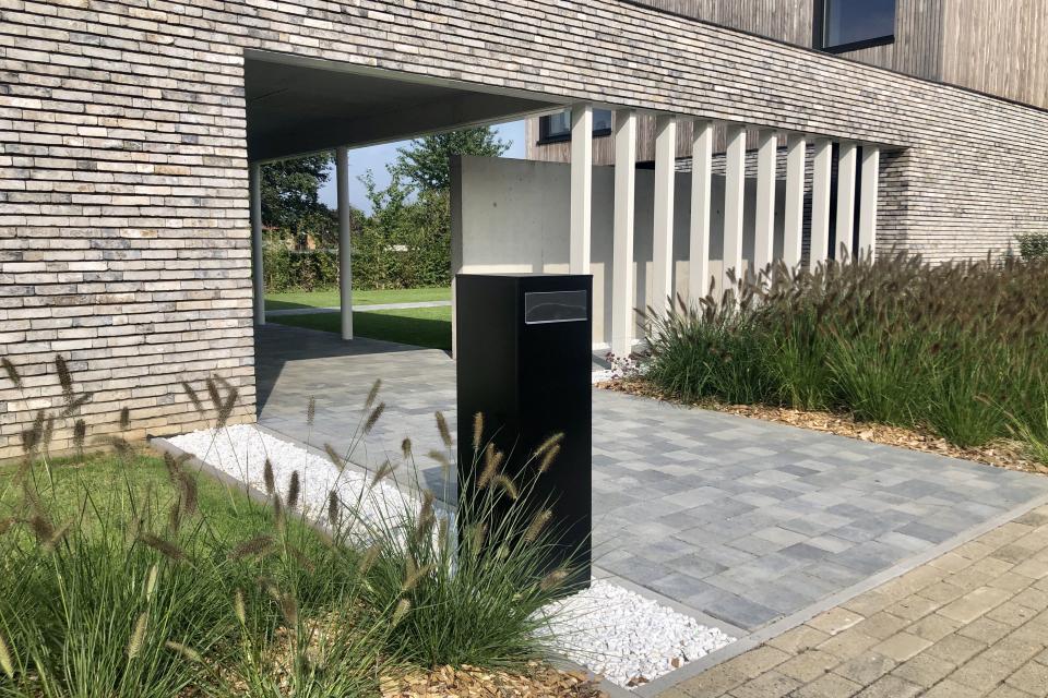 Aanleg oprit in betonklinkers, siergrind, beplanting en gazon