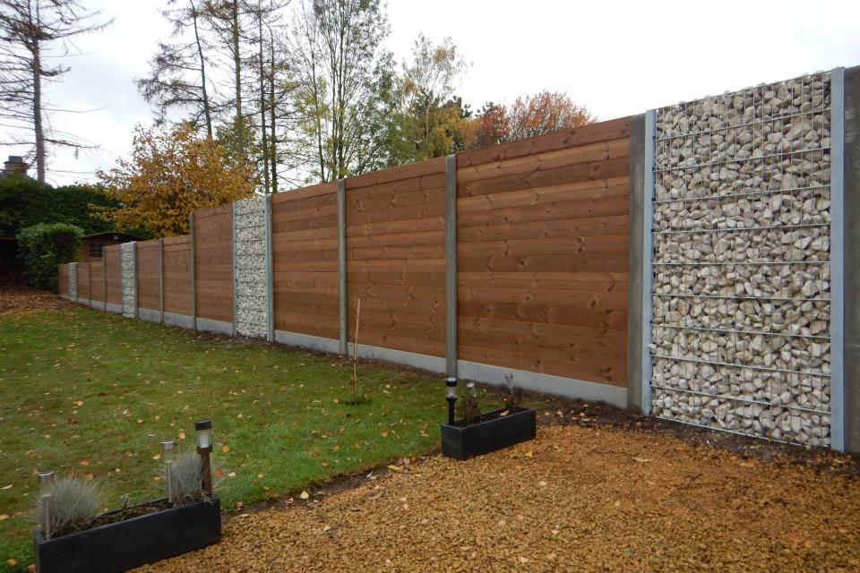 Massief%20tuinscherm%20Thermowood%20gecombineerd%20met%20steenmuur.JPG
