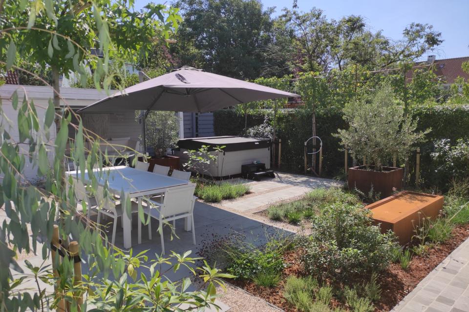 Gezellige mediteraanse tuin op Linkeroever 