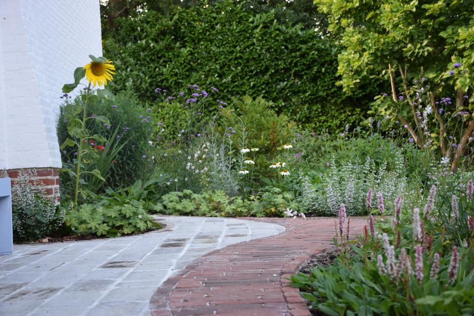 Creatief met bestrating en weelderige planten