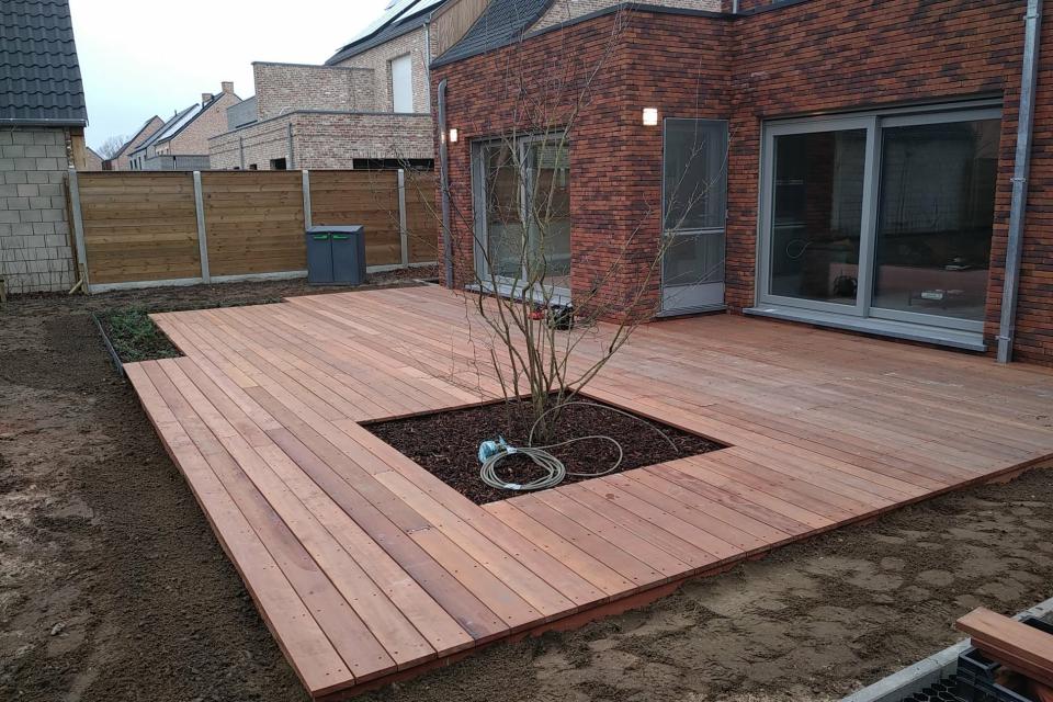 Aanleg houten terras in 'Mukulungu-hout'