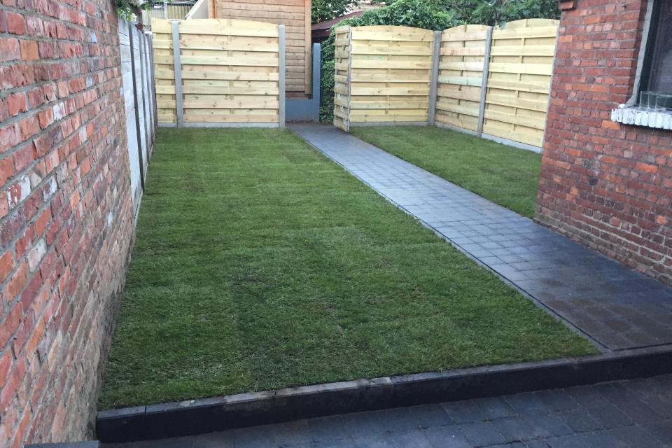 Aanleggen van grasmatten en plaatsen van afsluiting