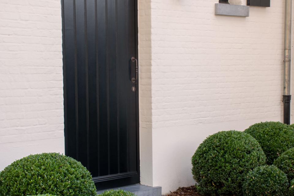 Klassevolle entree met beplanting die perfect samengaat met de architectuur
