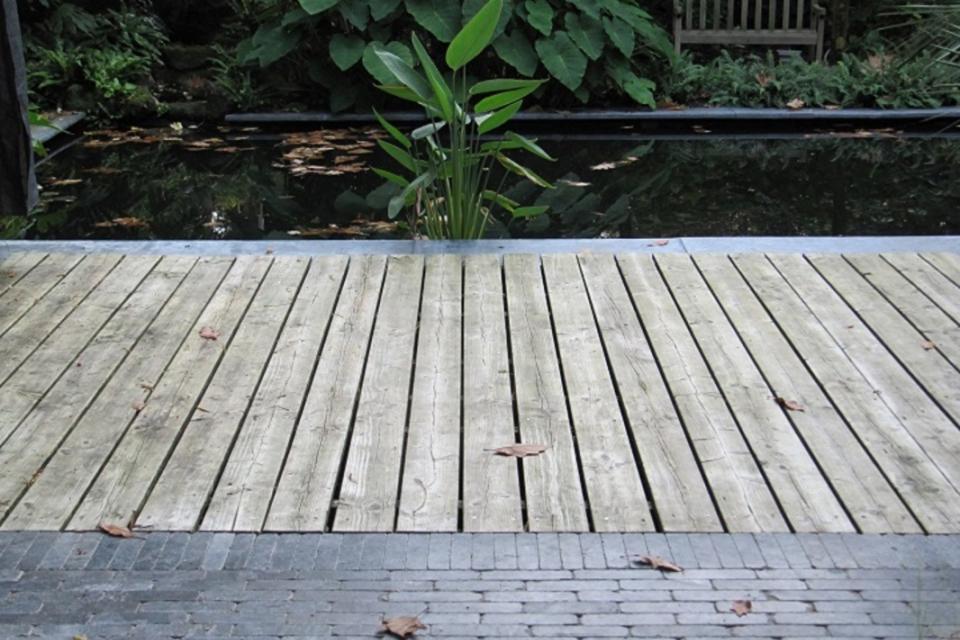 Plaatsing terras en vijverafboording