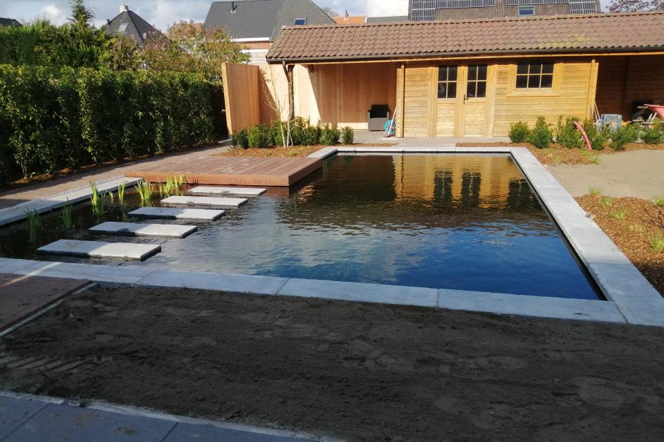zwemvijver met bijgebouw