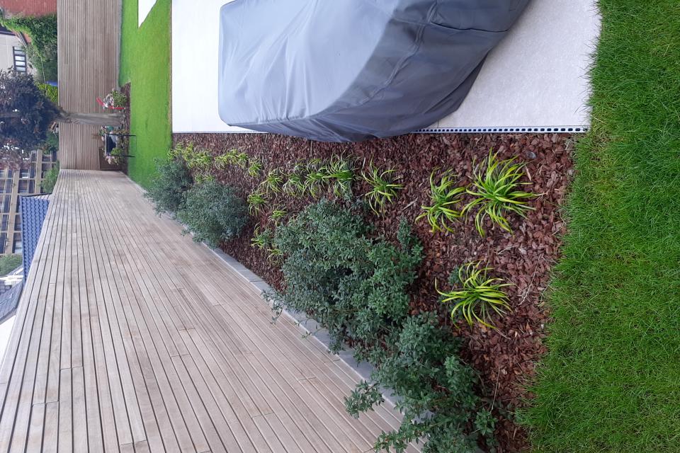 Tuinaanleg met schors en beplanting