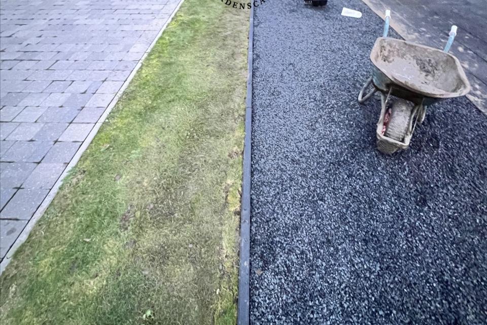 Plaatsen van grindstrook en boordstenen 
