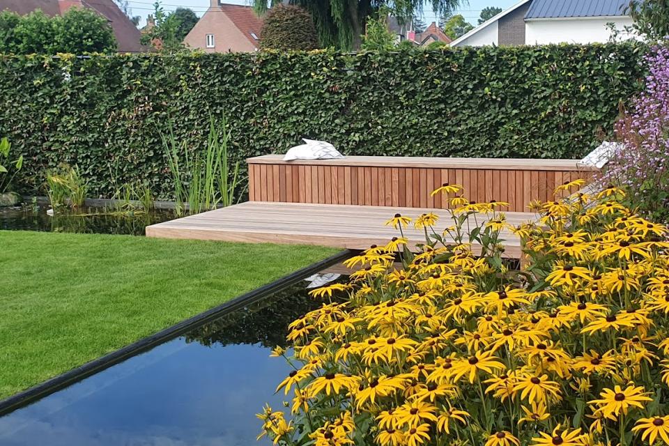 voorbeeld kleine tuin met bio diversiteit en waterpartij